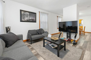 Sleeps 5 near ferry, train to Boston and downtown -2br apartment